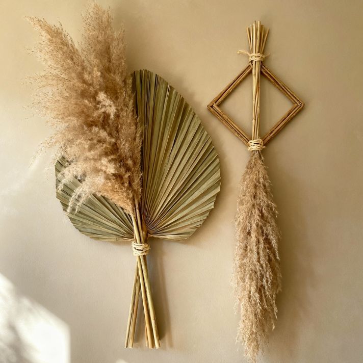 IDée déco herbe de pampa 3: Motifs géométriques en tiges de pampa sur mur neutre