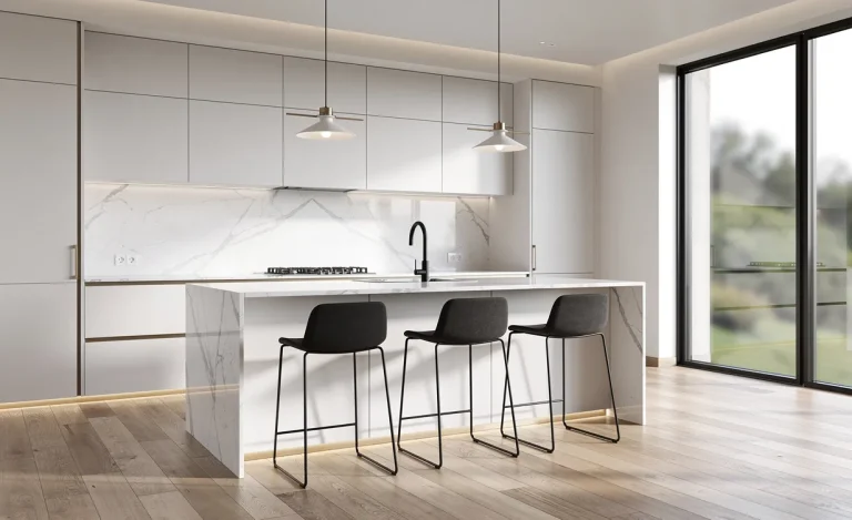 Cuisine moderne avec des meubles minimalistes, un îlot central avec tabourets, des touches de bois et de marbre, éclairée par la lumière du jour à travers de grandes fenêtres.