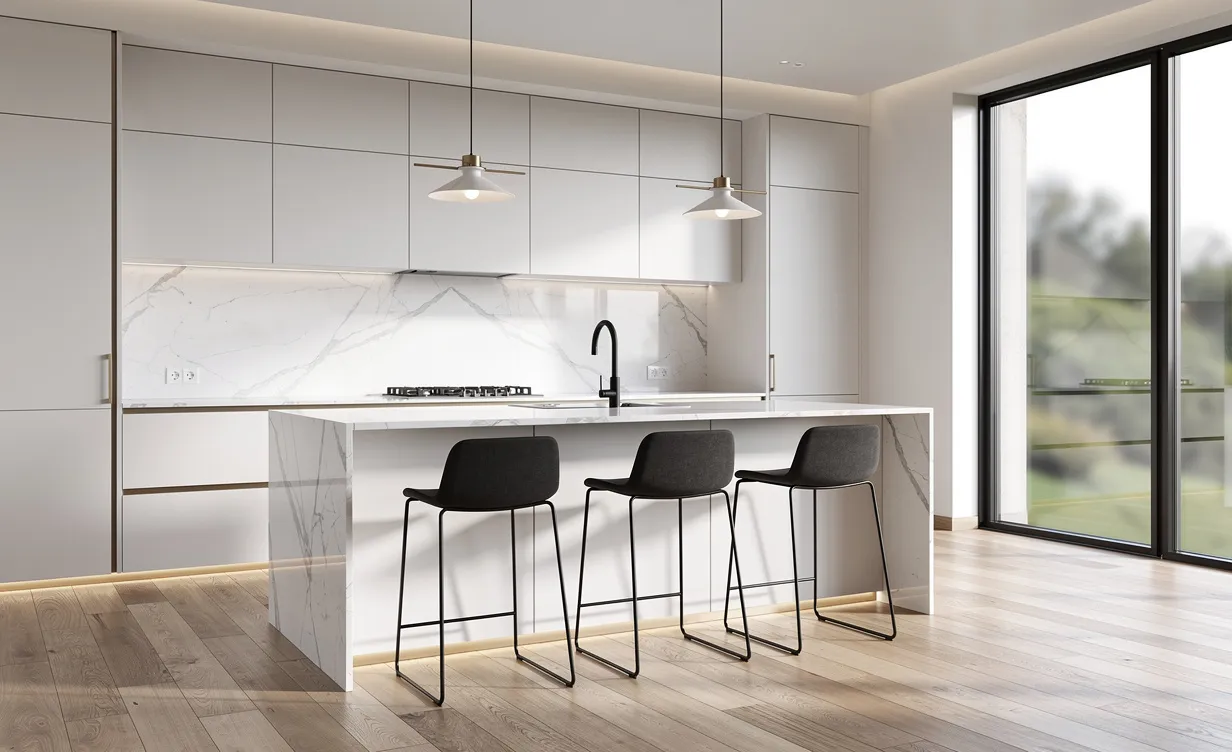 Cuisine moderne avec des meubles minimalistes, un îlot central avec tabourets, des touches de bois et de marbre, éclairée par la lumière du jour à travers de grandes fenêtres.