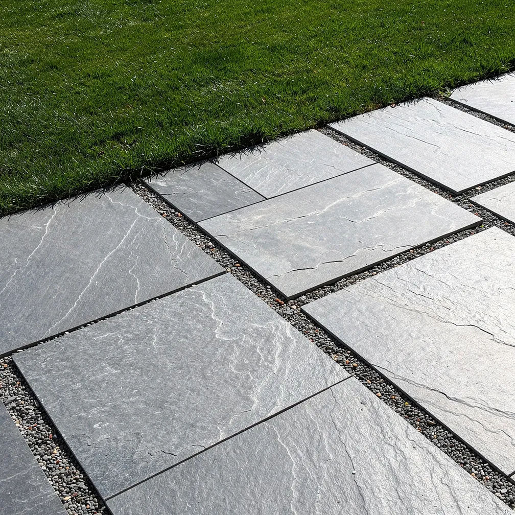 Terrasse en grandes dalles de pierre grise