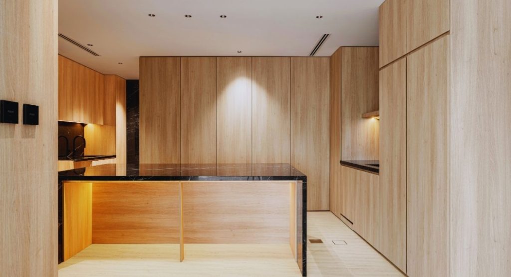 Cuisine minimaliste moderne avec plan de travail en bois