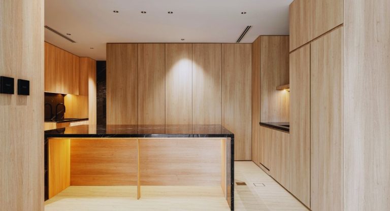 Cuisine minimaliste moderne avec plan de travail en bois