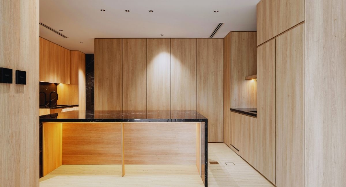 Cuisine minimaliste moderne avec plan de travail en bois