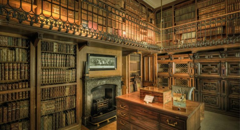 Bibliothèque historique avec riches intérieurs en bois foncé