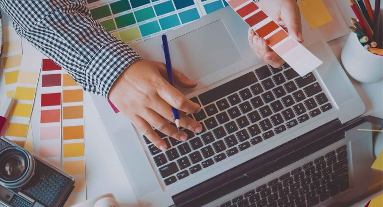 Espace de travail graphique avec palette de couleurs et échantillons