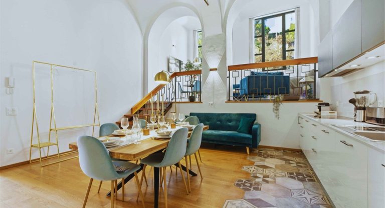 Intérieur de loft moderne avec cuisine ouverte et salle à manger design