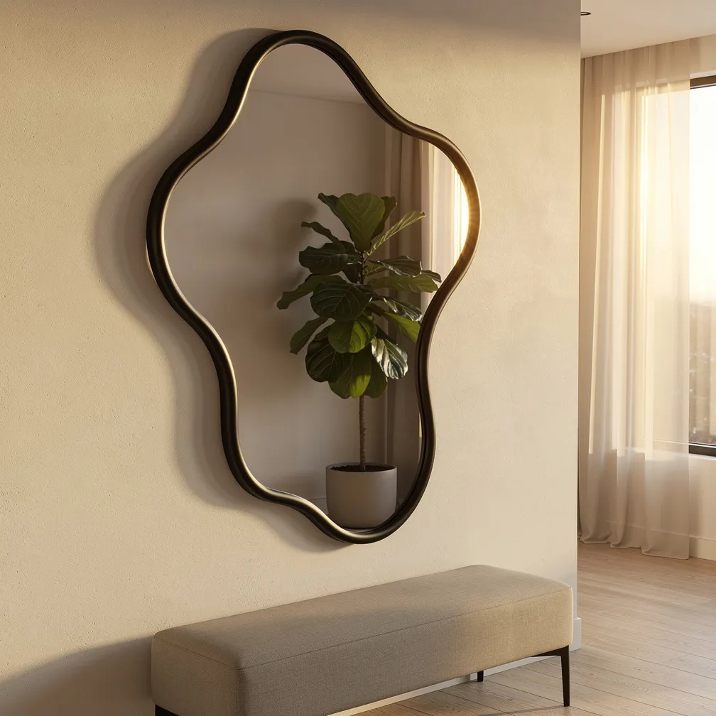 Grand miroir décoratif de forme organique avec cadre en fer noir mat accroché dans une entrée minimaliste
