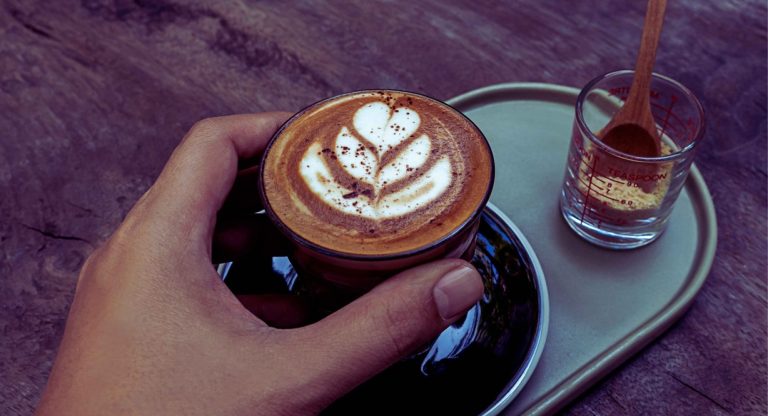 Café moka sur fond de table en bois, tons chauds brun et crème