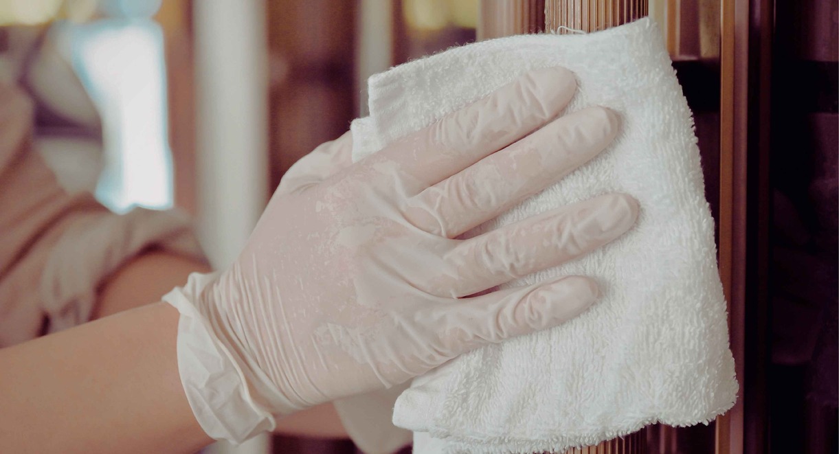 Nettoyage d'un meuble en bois avec un chiffon doux