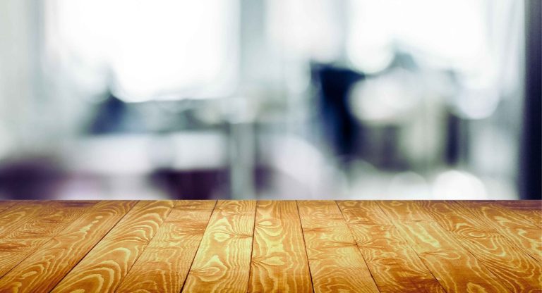 Surface de plan de travail en bois naturel dans une cuisine