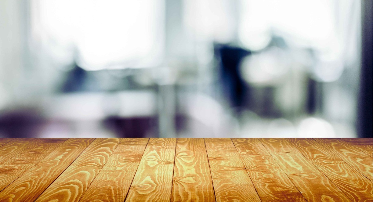 Surface de plan de travail en bois naturel dans une cuisine