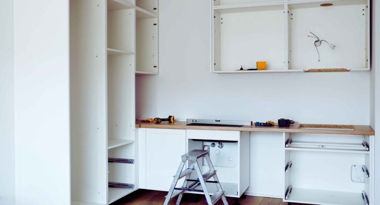 Pose de meubles de cuisine pendant une rénovation intérieure moderne