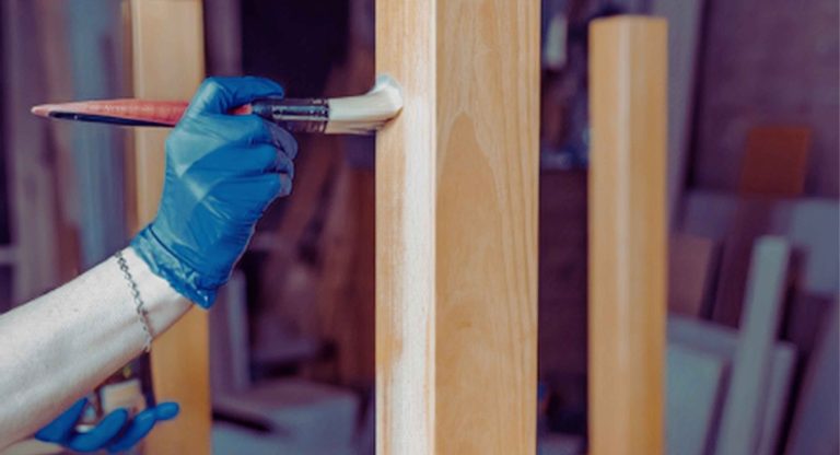 Application de teinture sur meuble en bois pour le rénover