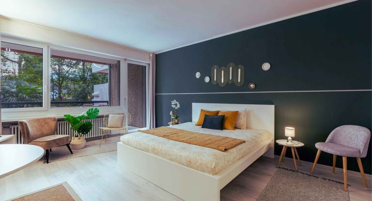 Chambre moderne avec mur vert sauge et décoration intérieure épurée
