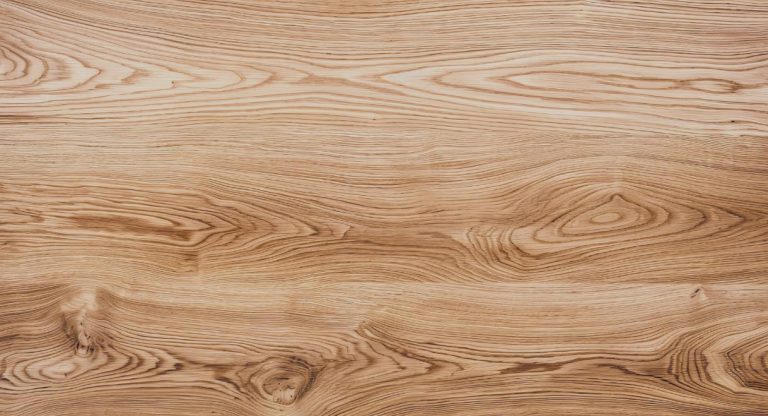 Surface de bois clair beige avec un grain fin et naturel