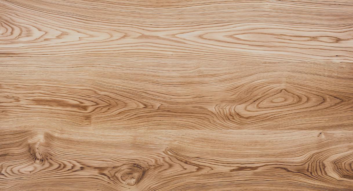 Surface de bois clair beige avec un grain fin et naturel