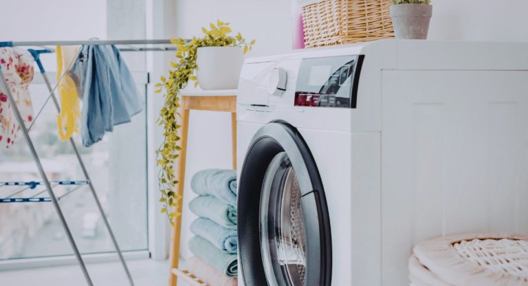 Buanderie moderne amenagee avec lave-linge et etendoir a linge