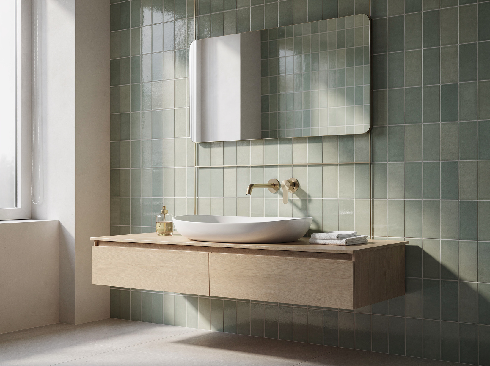 Carrelage coloré vert sauge sur les murs d'une salle de bain