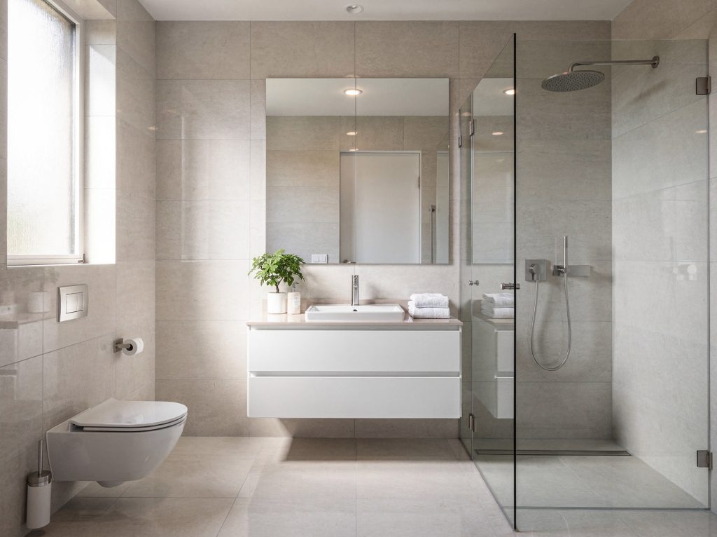 Salle de bain habillée de carrelage grand format