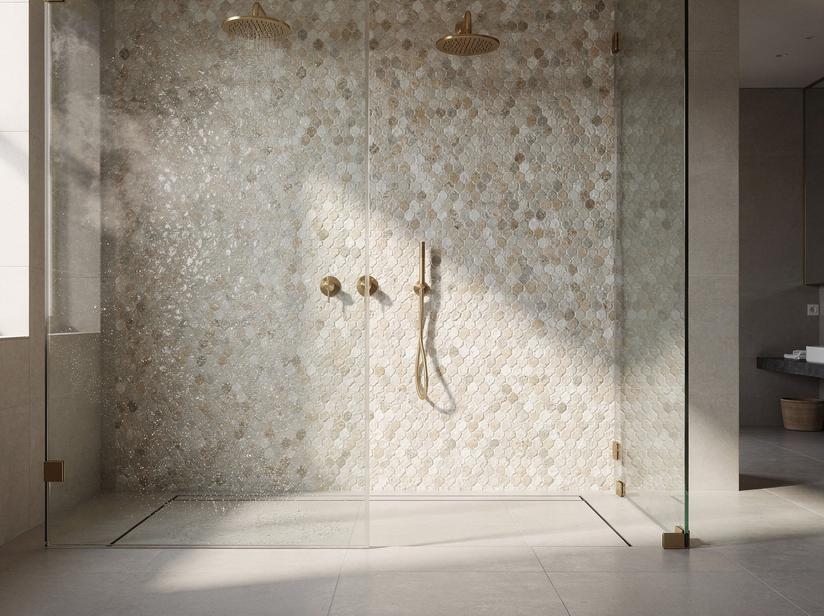 Douche à l'italienne avec mur d'accent carrelé en zelliges