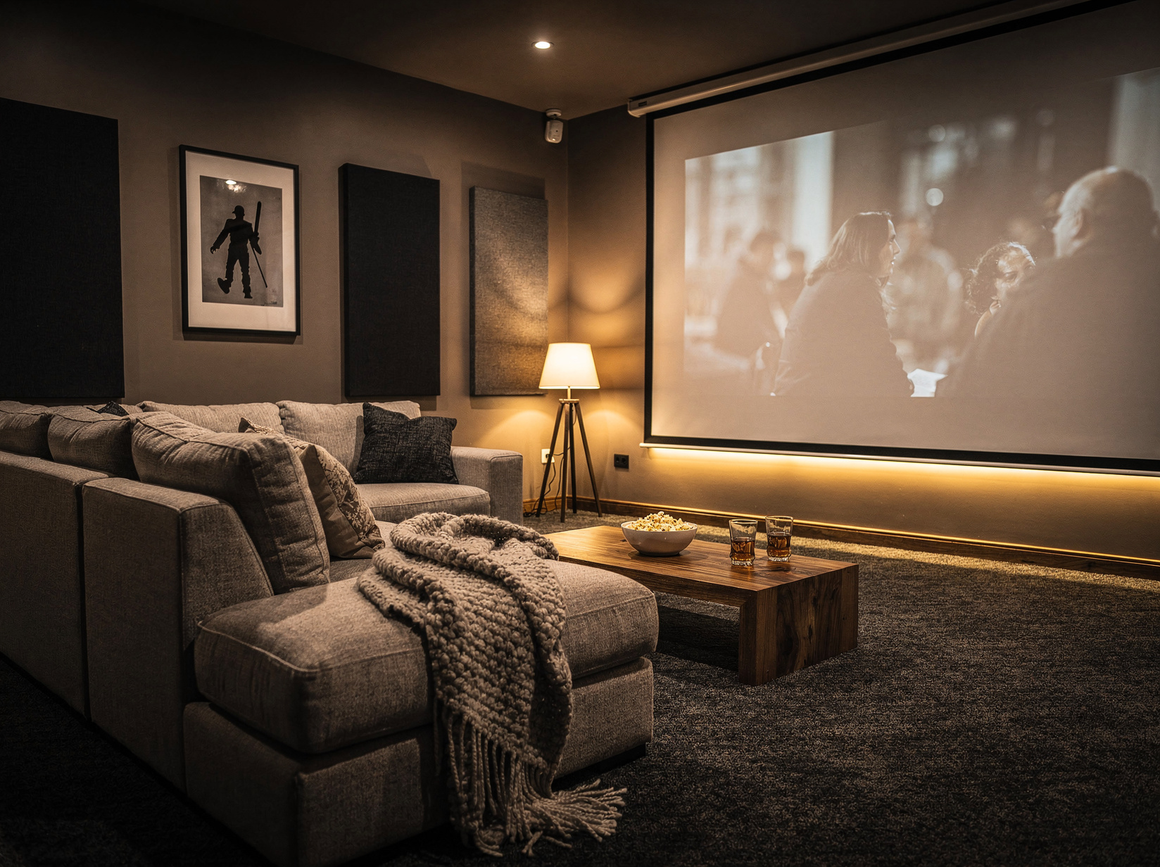 Cave transformée en home cinéma avec canapé et écran