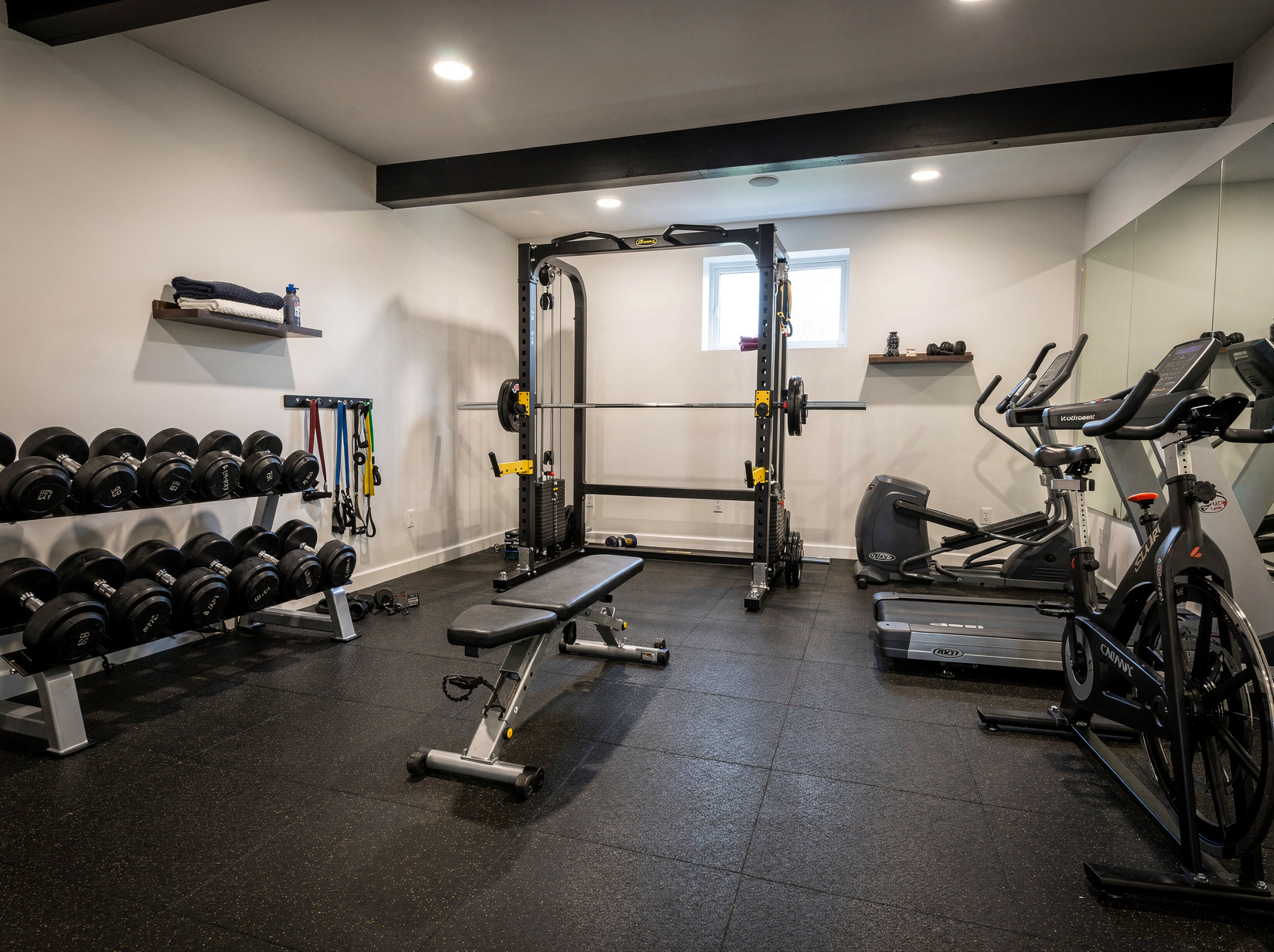 Cave transformée en salle de sport avec équipements