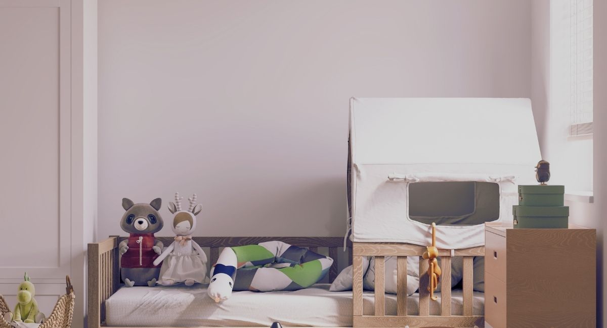Chambre d'enfant lumineuse mise en scène autour d'un mur en papier peint