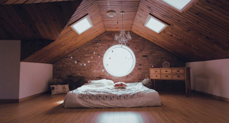Chambre cosy amenagee sous les combles avec fenetre ovale et velux