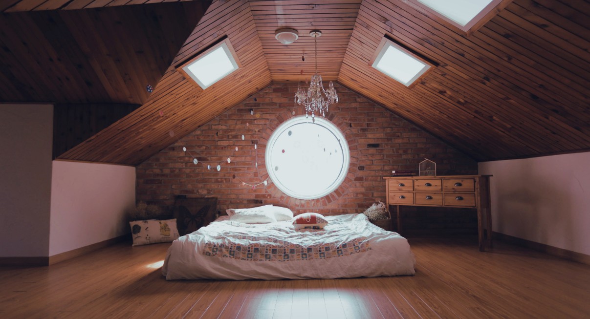Chambre cosy amenagee sous les combles avec fenetre ovale et velux