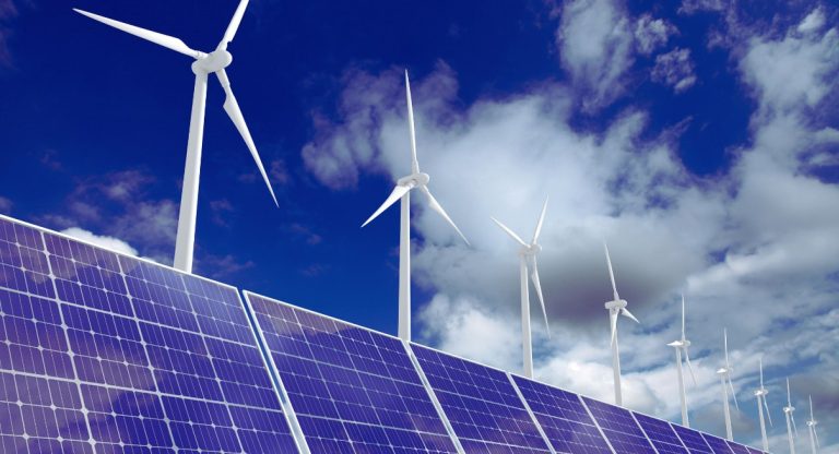 Éoliennes et panneaux solaires sous un ciel bleu, énergie renouvelable