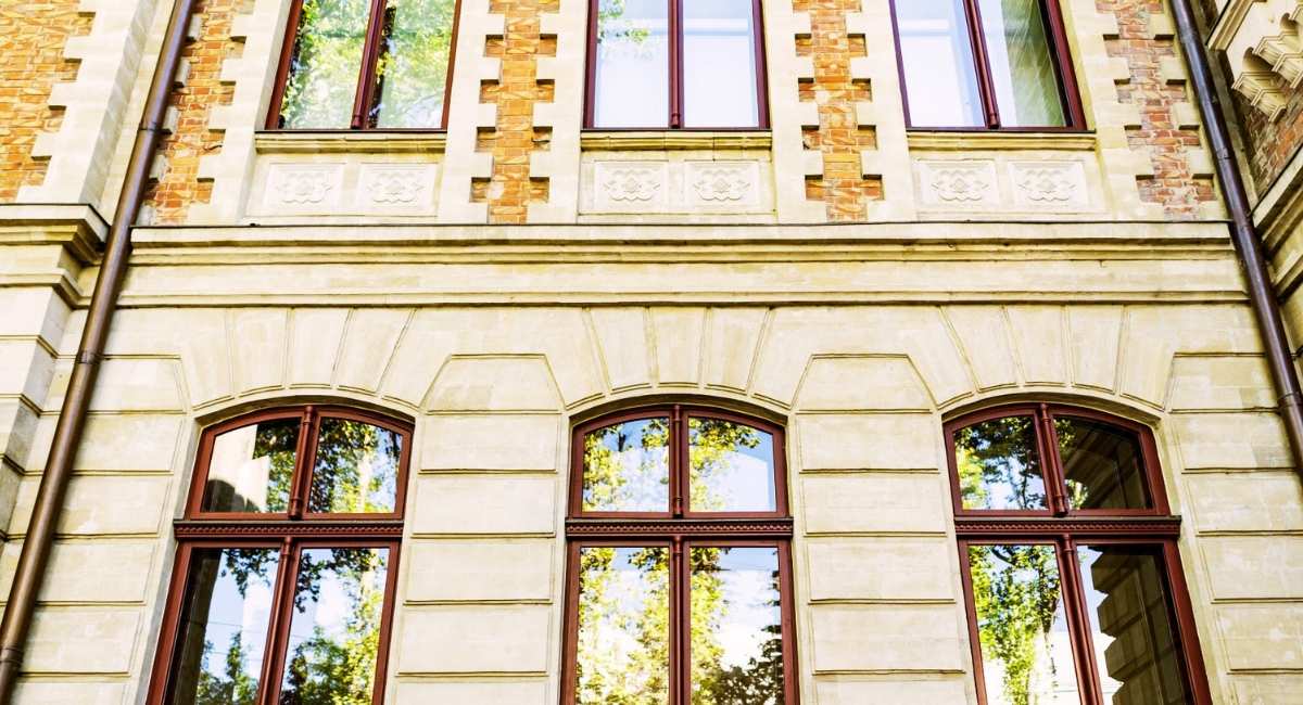 façade d'un immeuble avec fenêtre gueule de loup