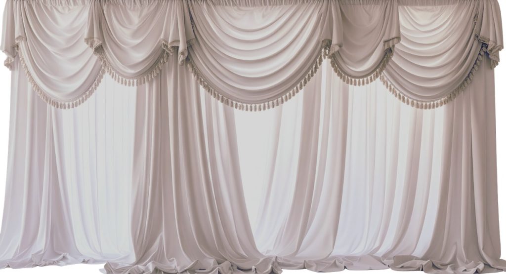Grande fenetre habillee de longs rideaux blancs en plis baignee de lumiere du jour
