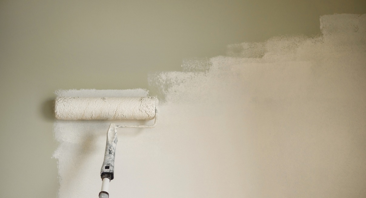 Rouleau peignant un mur intérieur en blanc