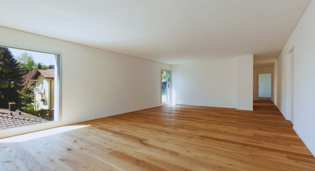 Piece lumineuse avec parquet en bois clair et fenetres