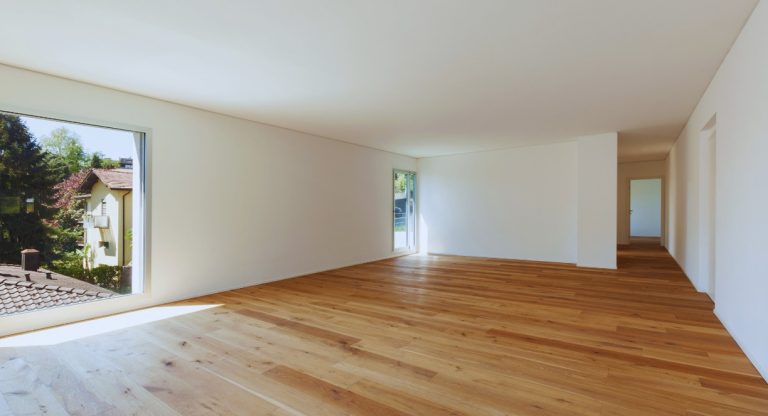 Piece lumineuse avec parquet en bois clair et fenetres