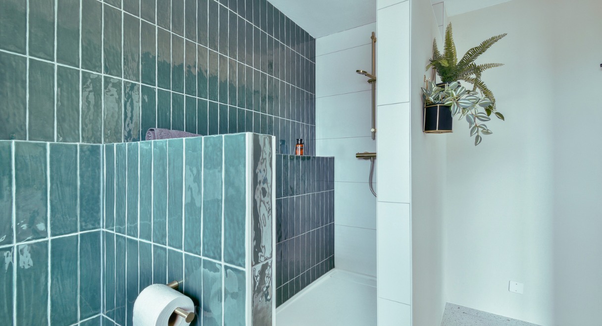 Salle de bain moderne avec carrelage vert tendance