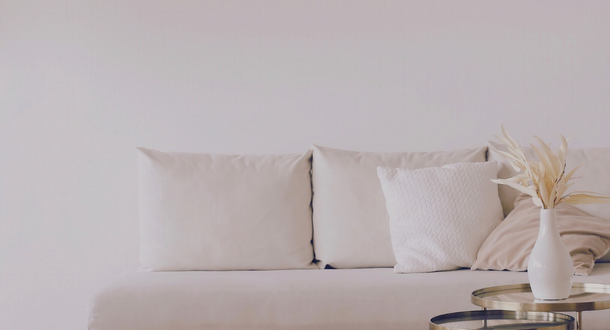 Salon minimaliste aux tons taupe et neutres avec mur clair