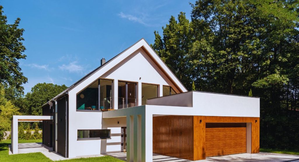 Facade d'une maison moderne avec debord de toit et avancee de toiture