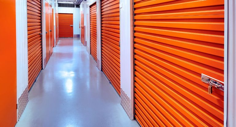 Couloir de box de stockage individuels fermes a cle