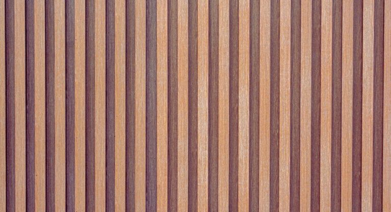 Facade recouverte de lames de bardage composite rainure aux tons bois varies