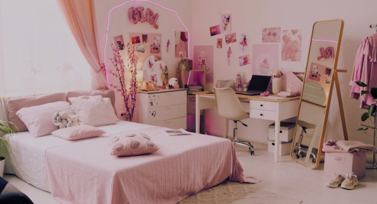 Chambre rose pastel avec lit bureau miroir et moodboard mural pour jeune fille