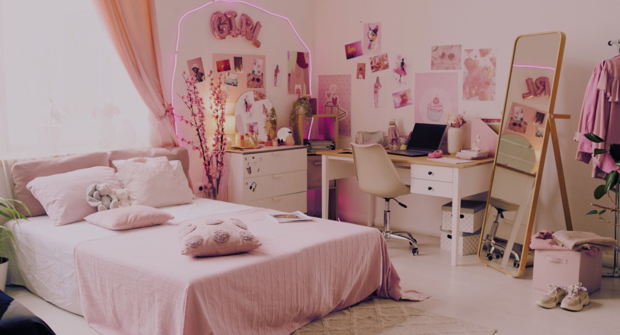 Chambre rose pastel avec lit bureau miroir et moodboard mural pour jeune fille