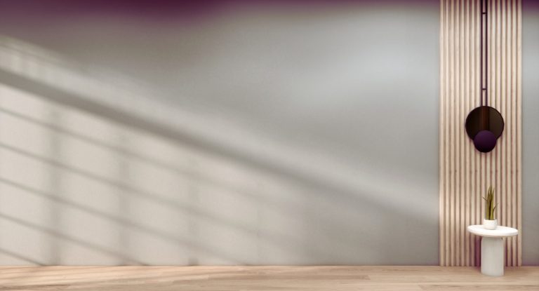Mur grege eclaire par la lumiere naturelle avec panneau bois et petite table d'appoint