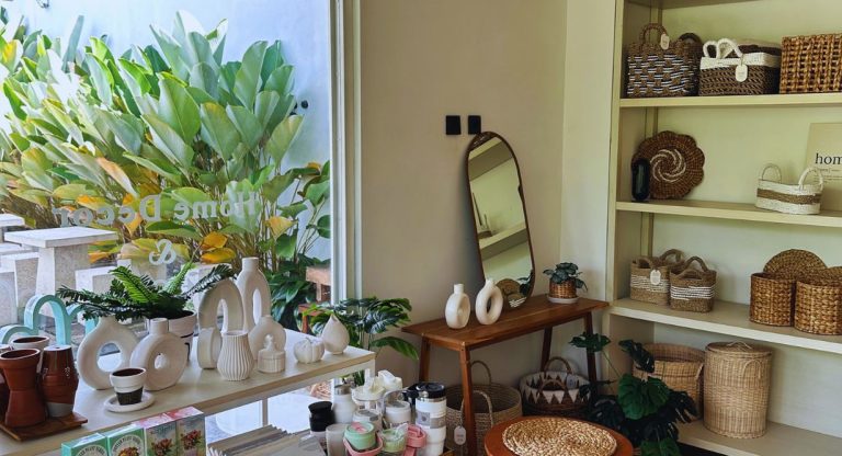 Rayons d'un magasin de décoration avec paniers en osier, vases et miroir
