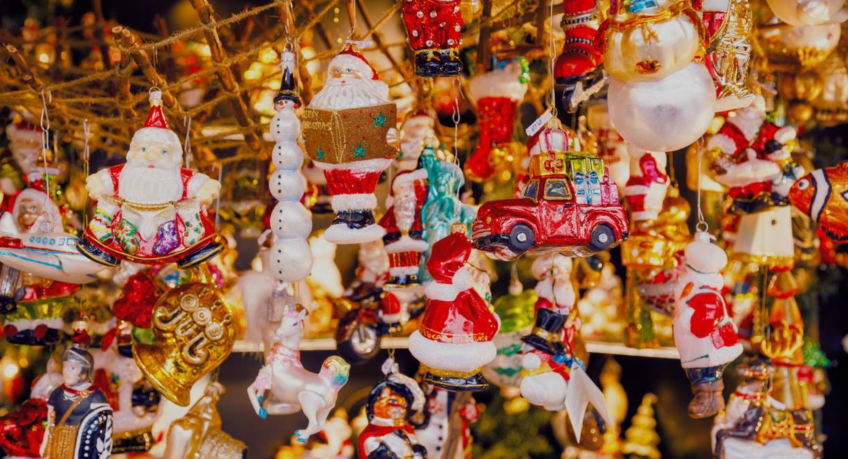 Etal de bazar de Noel rempli de decorations en verre souffle Pere Noel et bonhommes de neige