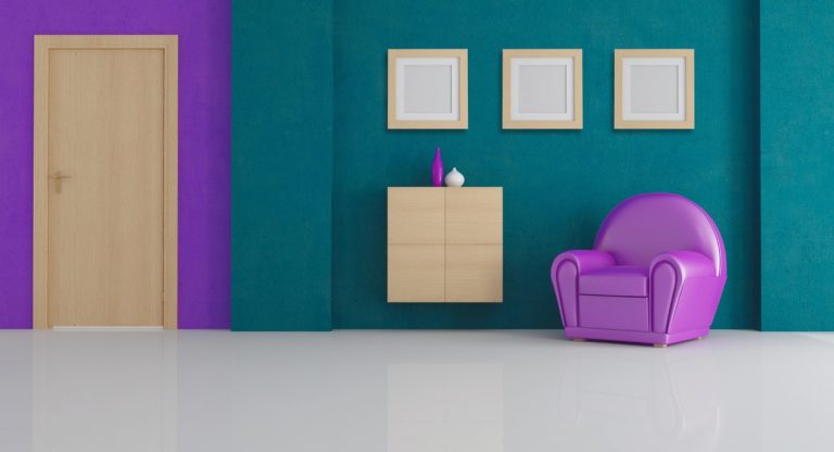 Salon colore avec mur violet mur bleu sarcelle et fauteuil violet