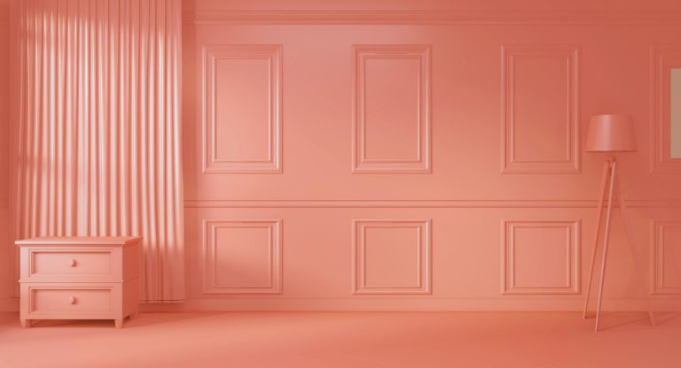 Salon avec murs moulures, rideau et lampadaire dans une teinte corail uniforme