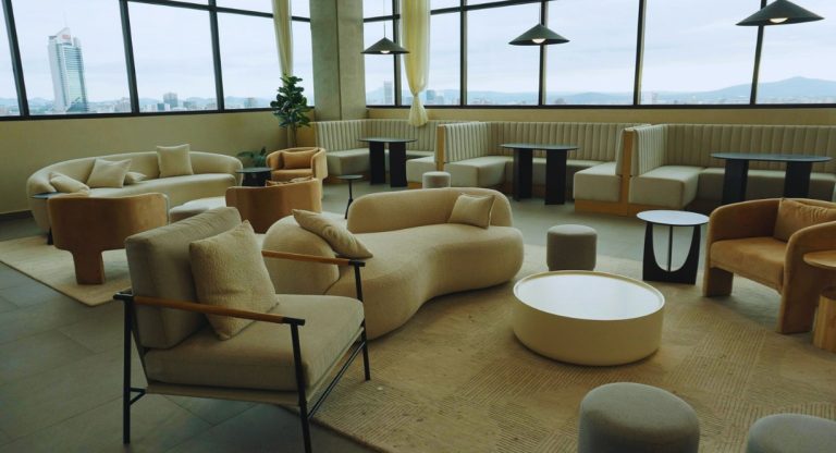 Salon design avec fauteuils et canapés en mobilier contemporain
